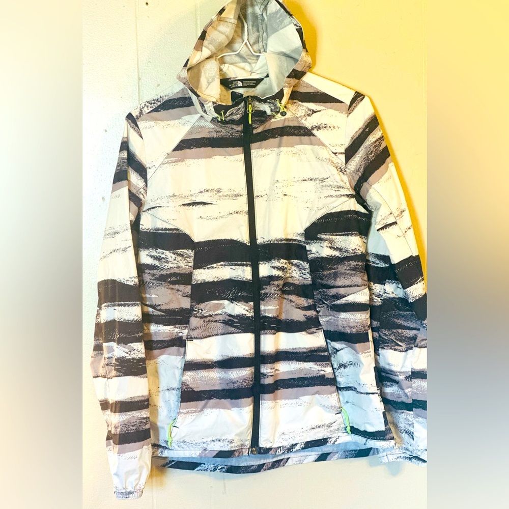 The North Face Flyweight Wind-Resistant Hoodie TNF Black Desert woman’s small